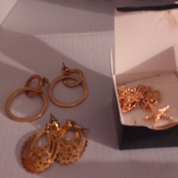 Several different pieces of earrings/necklaces - Picture 3 of 5